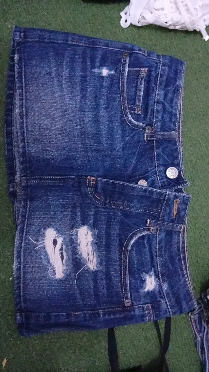 Shorts de mezclilla desgastados para mujer - 1