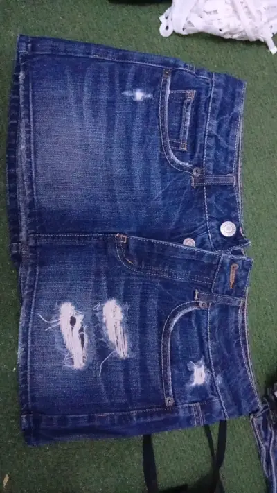 Shorts de mezclilla desgastados para mujer - miniatura 1