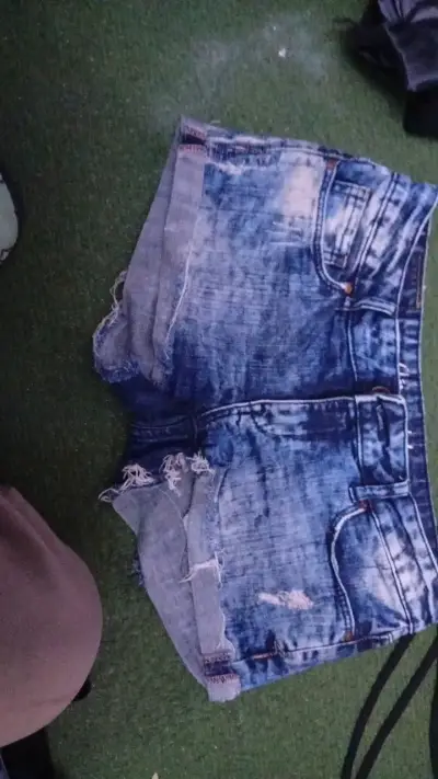 Shorts de mezclilla desgastados para mujer - miniatura 3