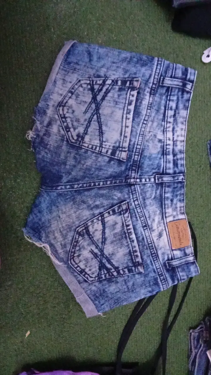 Shorts de mezclilla desgastados para mujer - 4