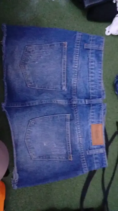 Shorts de mezclilla desgastados para mujer - miniatura 6