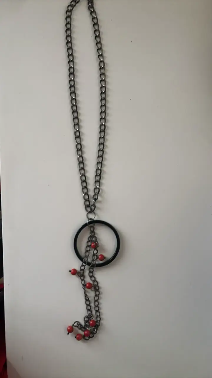 Collar largo con cuentas rojas y anillo decorativo - 1