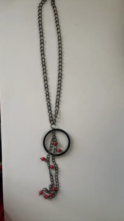 Collar largo con cuentas rojas y anillo decorativo - miniatura 1