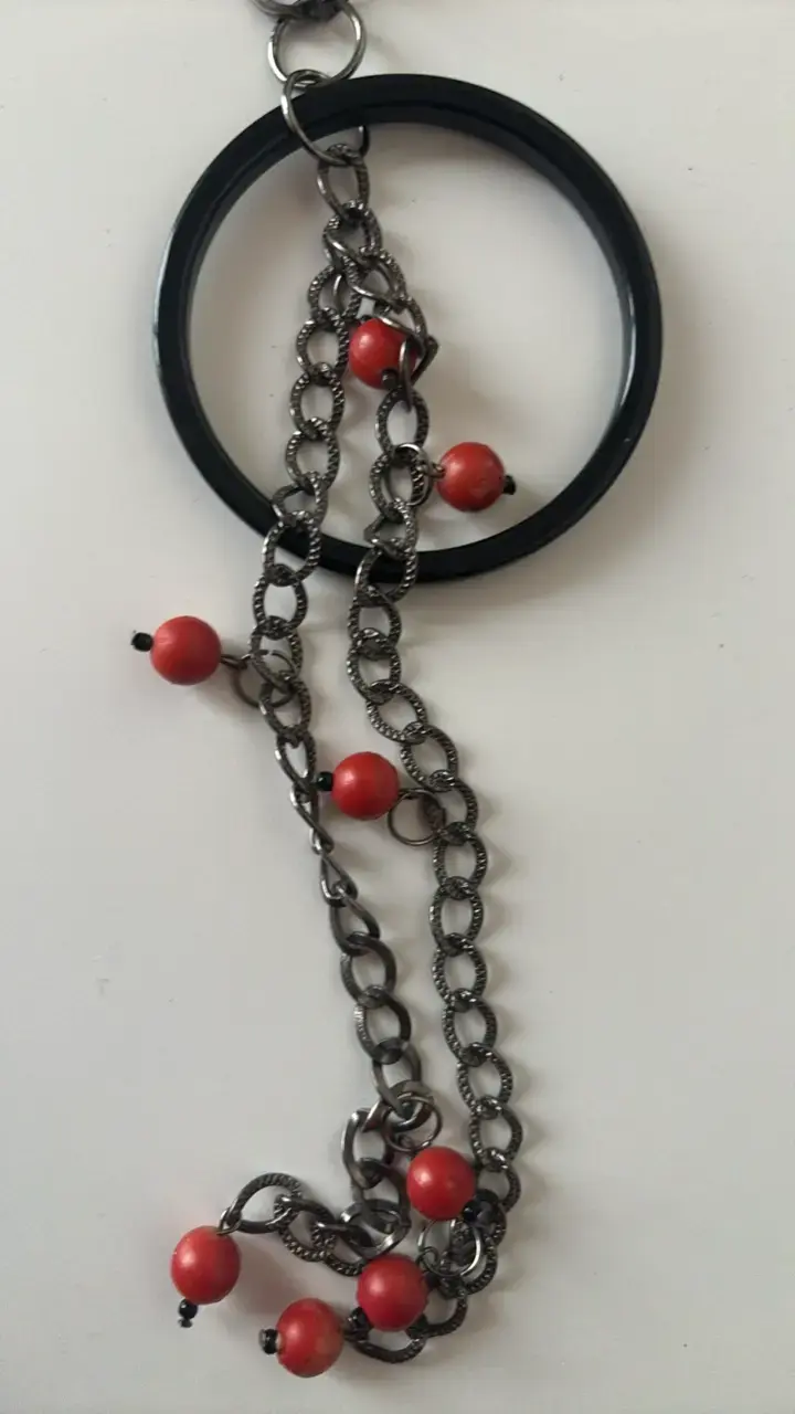 Collar largo con cuentas rojas y anillo decorativo - 2