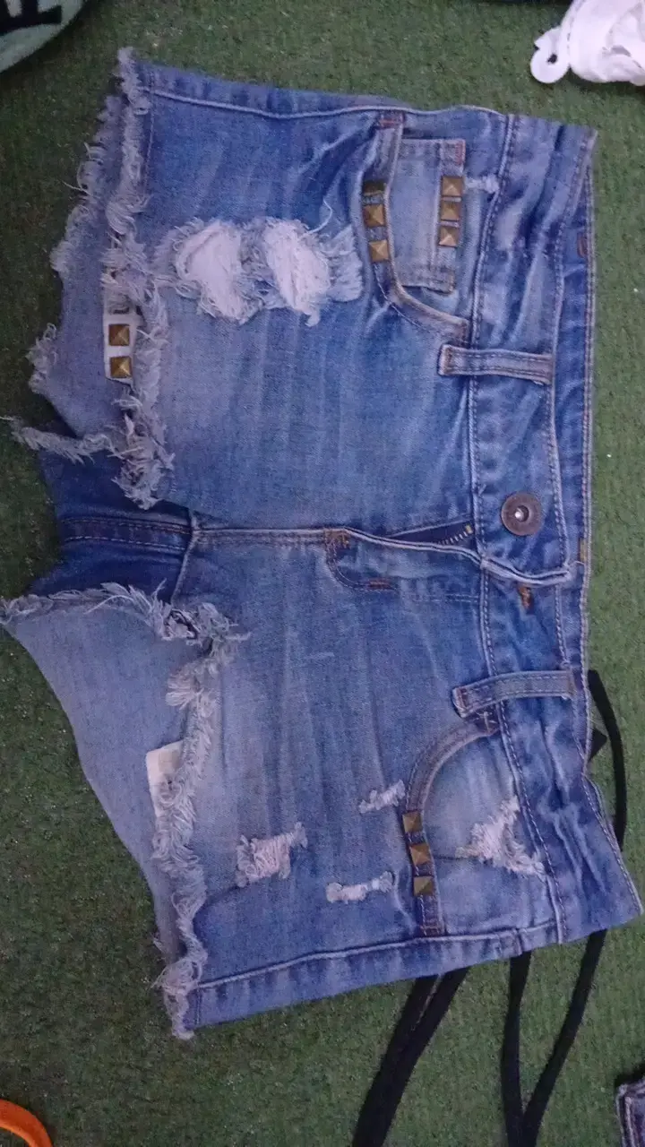 Shorts de mezclilla desgastados para mujer - 1