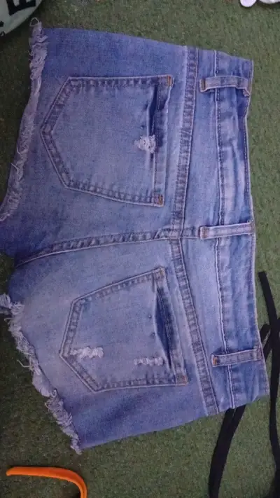 Shorts de mezclilla desgastados para mujer - miniatura 2