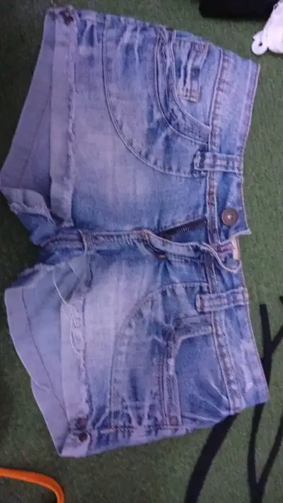 Shorts de mezclilla desgastados para mujer - miniatura 5