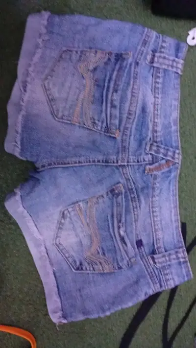 Shorts de mezclilla desgastados para mujer - miniatura 6