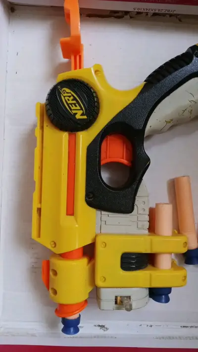 Pistola de juguete Nerf amarilla con dardos - miniatura 1