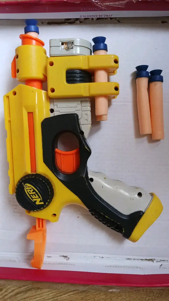 Pistola de juguete Nerf amarilla con dardos - 2