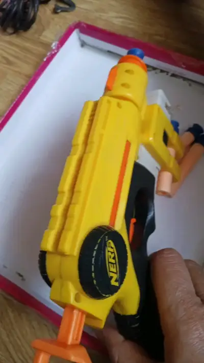 Pistola de juguete Nerf amarilla con dardos - miniatura 3