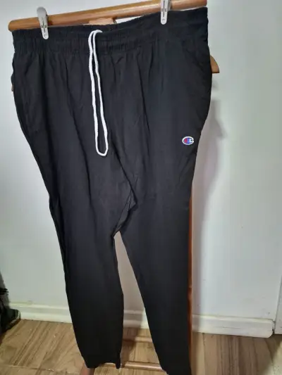 Pantalones deportivos negros Champion talla L - miniatura 1