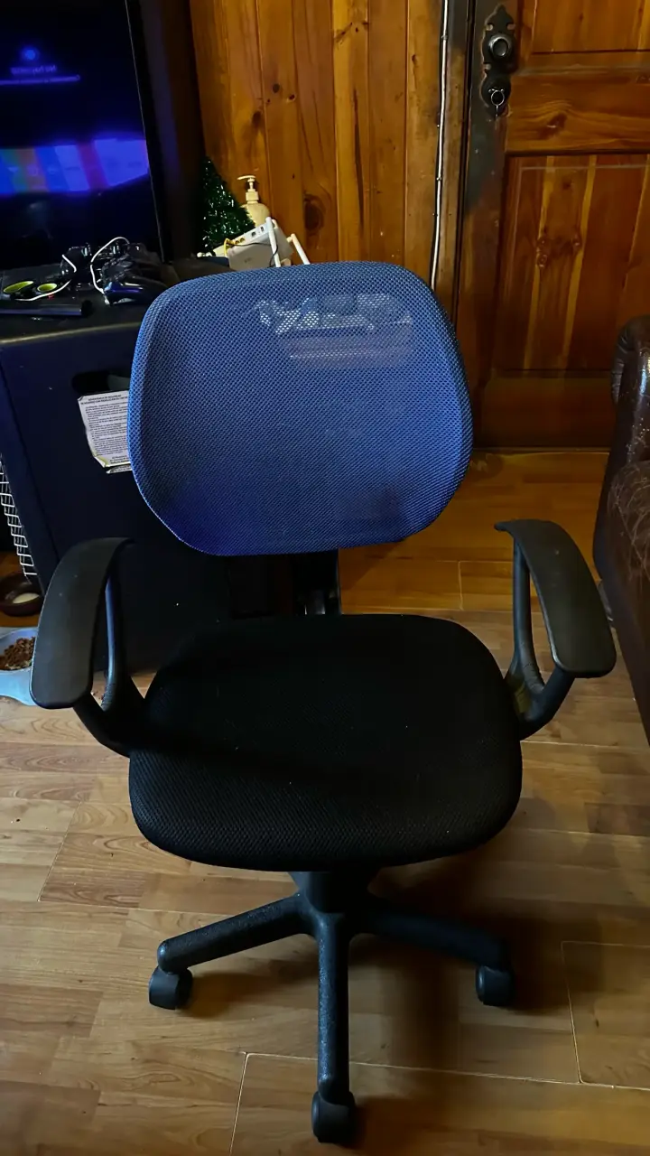 Silla de oficina ergonómica con respaldo azul - 1