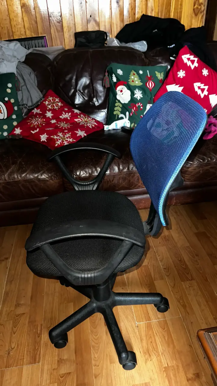 Silla de oficina ergonómica con respaldo azul - 2