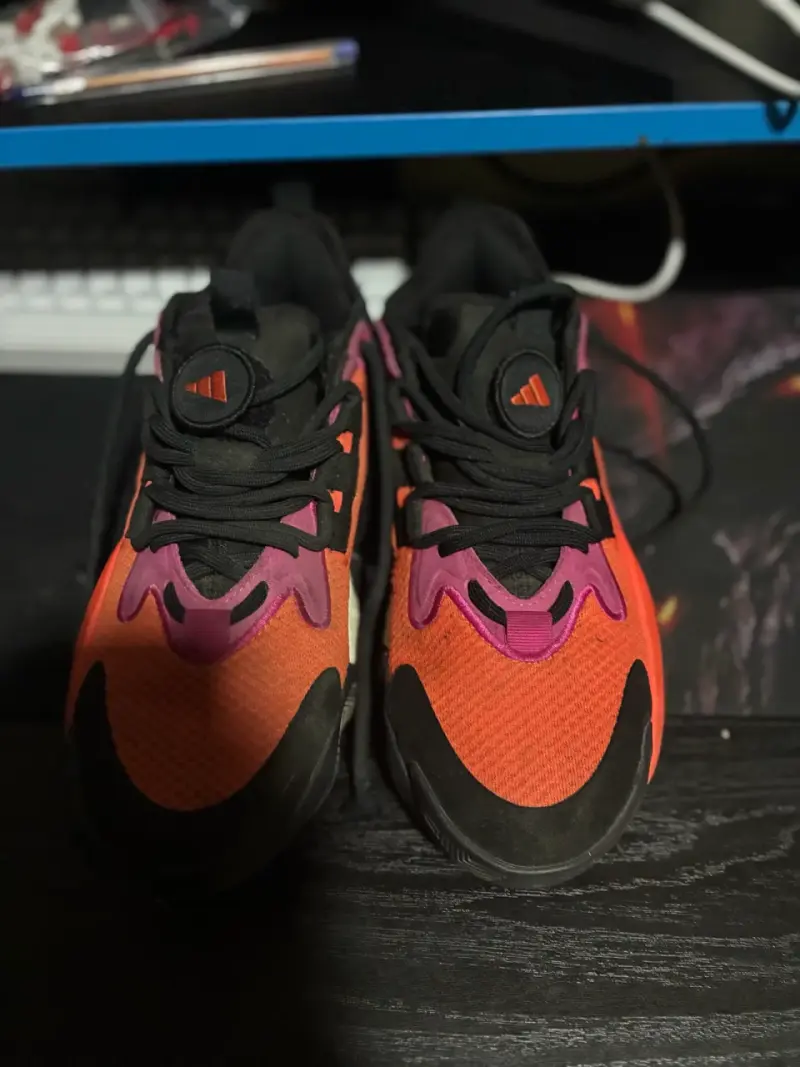 Zapatillas deportivas Adidas naranjas y negras - 1
