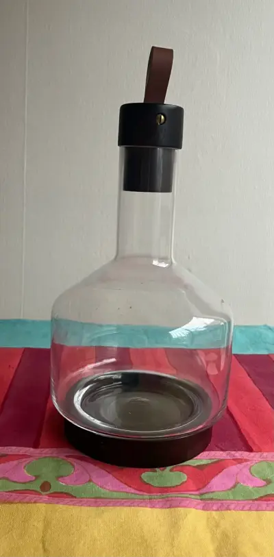Decantador de vidrio con tapa de cuero - miniatura 1