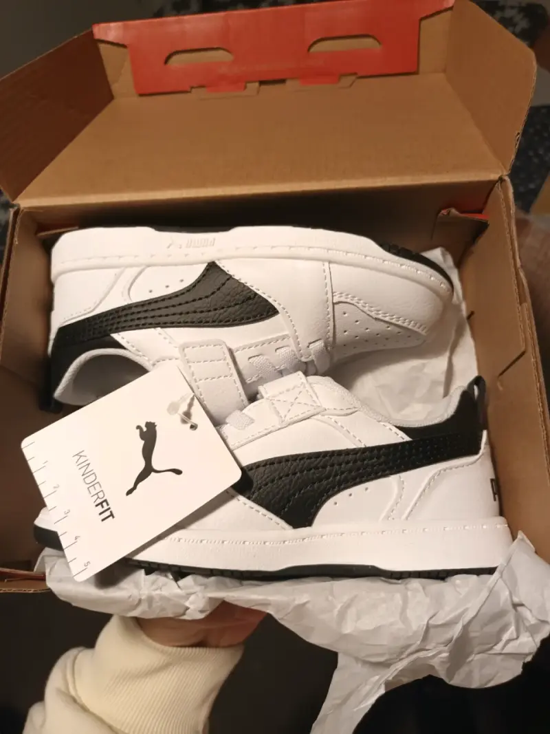 Zapatillas infantiles blancas y negras Puma