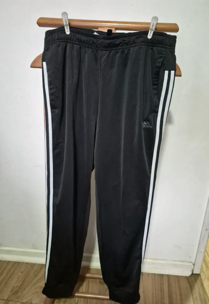 Pantalones deportivos negros Adidas con franjas - 1