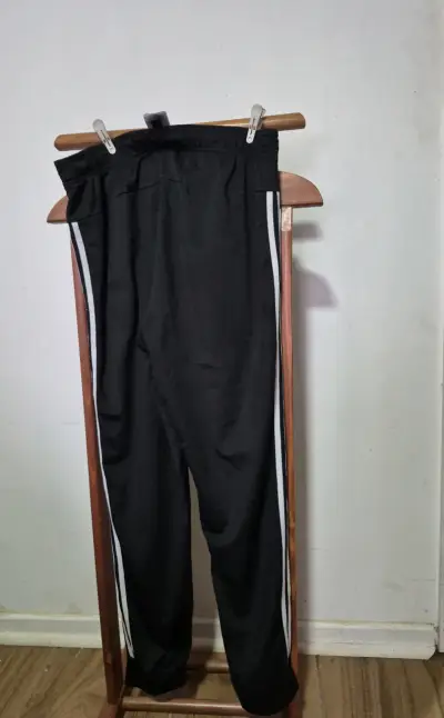 Pantalones deportivos negros Adidas con franjas - miniatura 2