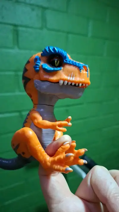 Figura de dinosaurio juguete interactivo - miniatura 1