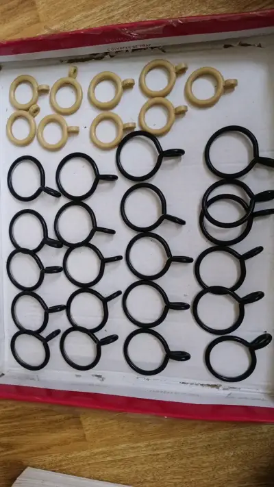 Set 21 argollasmetal paracortinas en negro y beige - miniatura 1