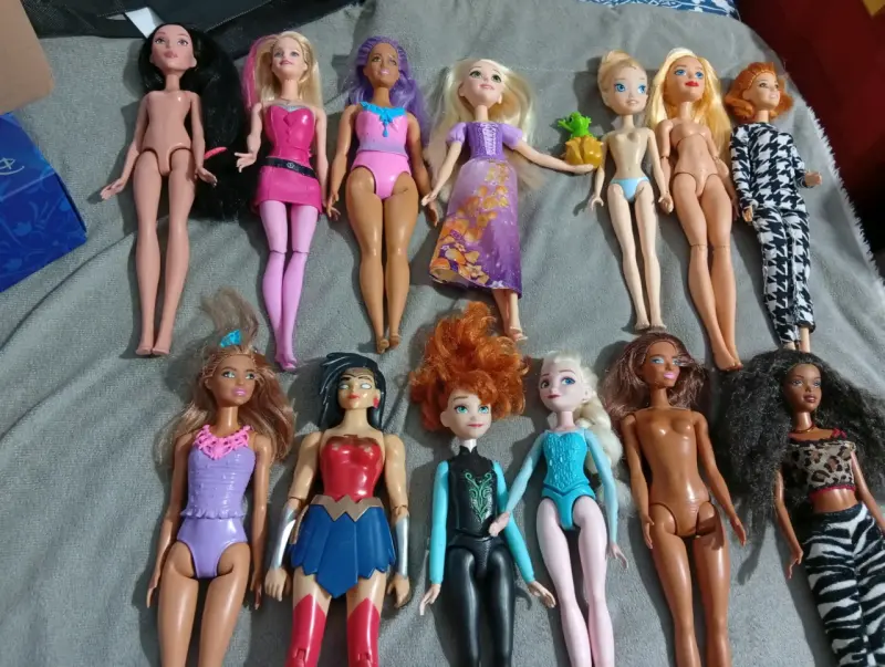 Lote de muñecas variadas para colección o juego - 1