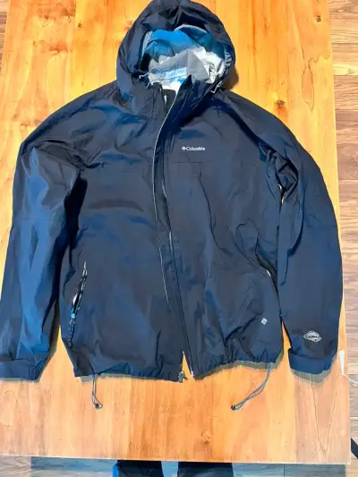 Chaqueta impermeable Columbia negra con capucha - miniatura 1