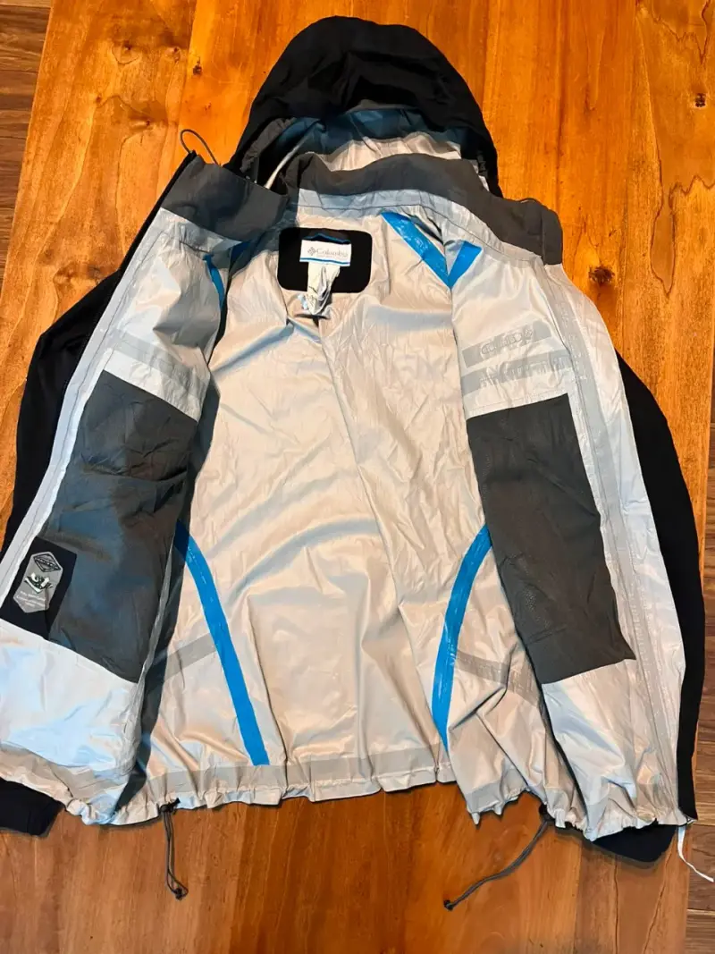 Chaqueta impermeable Columbia negra con capucha - 2