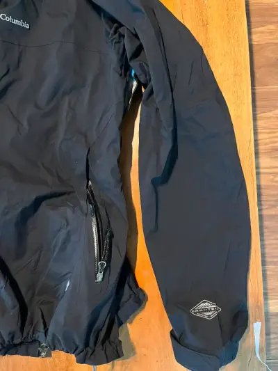 Chaqueta impermeable Columbia negra con capucha - miniatura 3