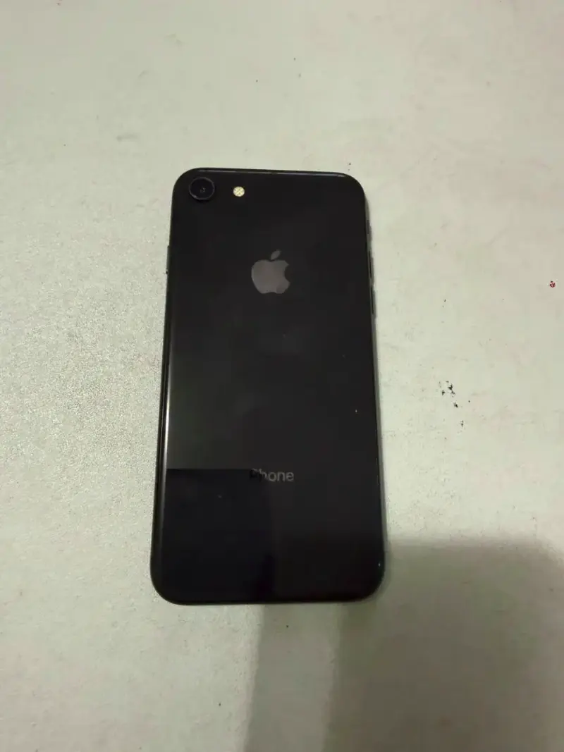 iPhone 8 64GB, en buen estado con batería al 100% - 4