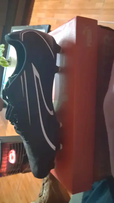 Botines de fútbol negros con diseño moderno - miniatura 1