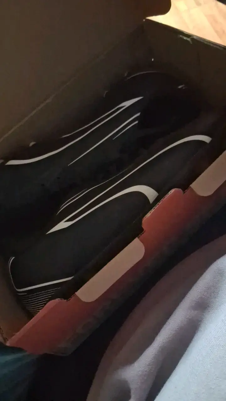 Botines de fútbol negros con diseño moderno - 2
