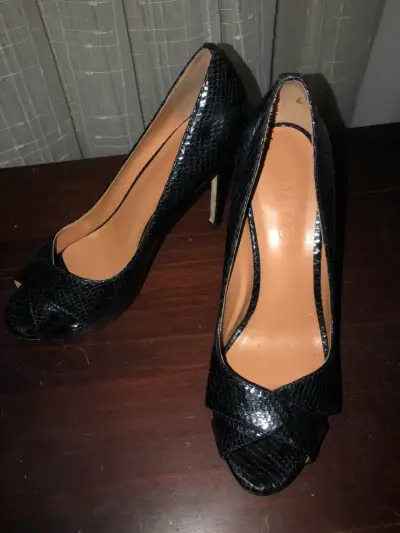 Zapatos de tacón alto negros con diseño de piel de serpiente - miniatura 1