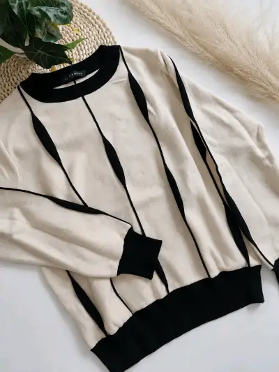 Suéter beige con diseño negro para mujer - miniatura 1
