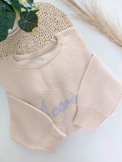 Suéter beige con diseño de texto - miniatura 1
