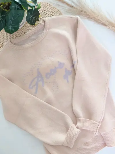 Suéter beige con diseño de texto - miniatura 2