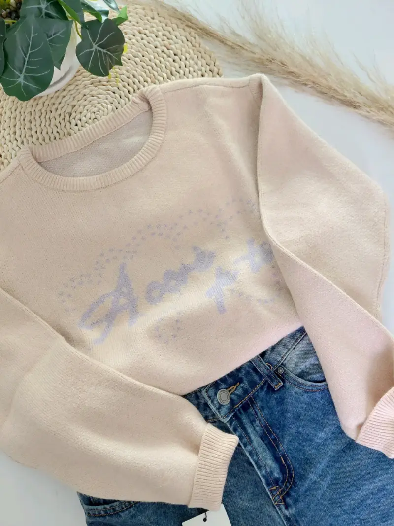 Suéter beige con diseño de texto - 3