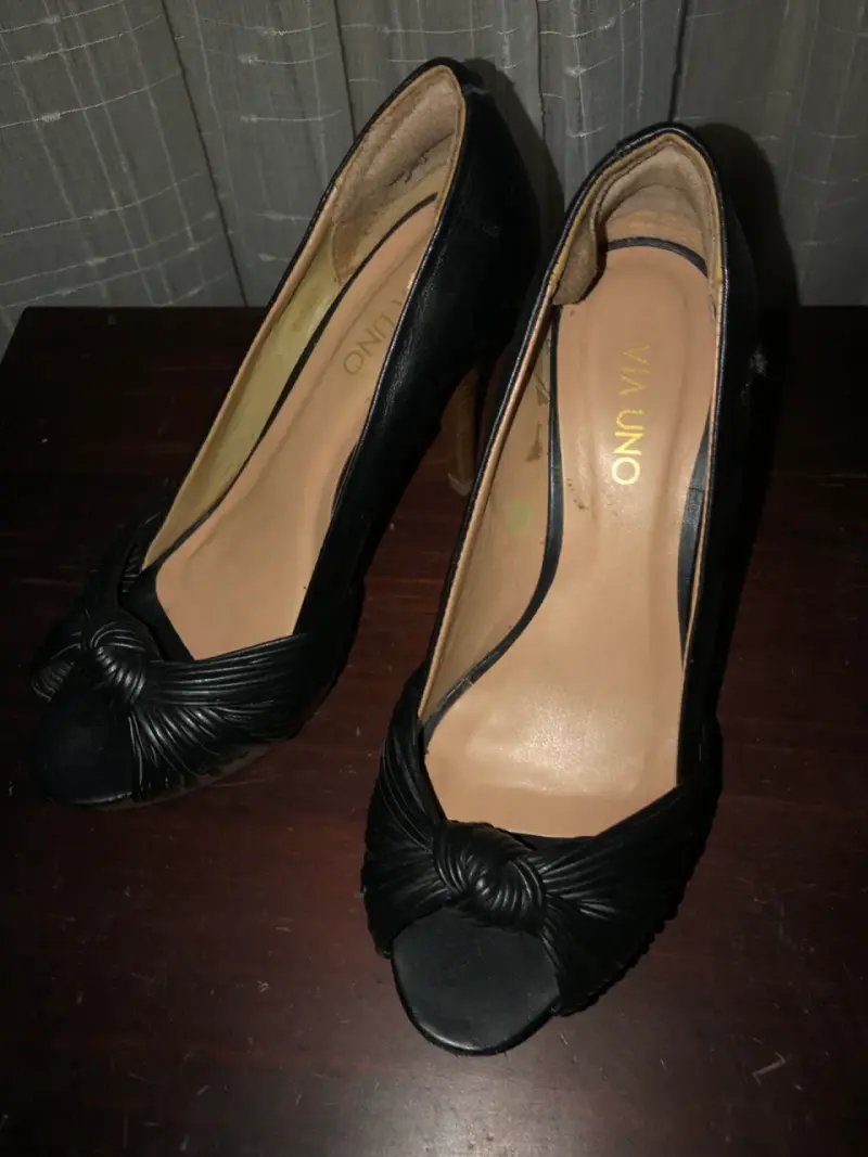 Zapatos de Tacón Negro Vía Uno con Detalle de Nudo - 1