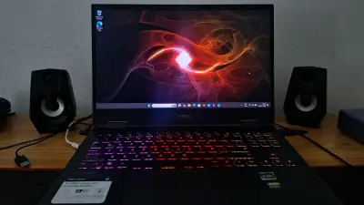 Laptop HP Omen con AMD Ryzen 7 y NVIDIA RTX - miniatura 1