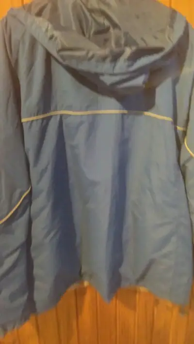 Chaqueta azul con capucha para hombre - miniatura 2