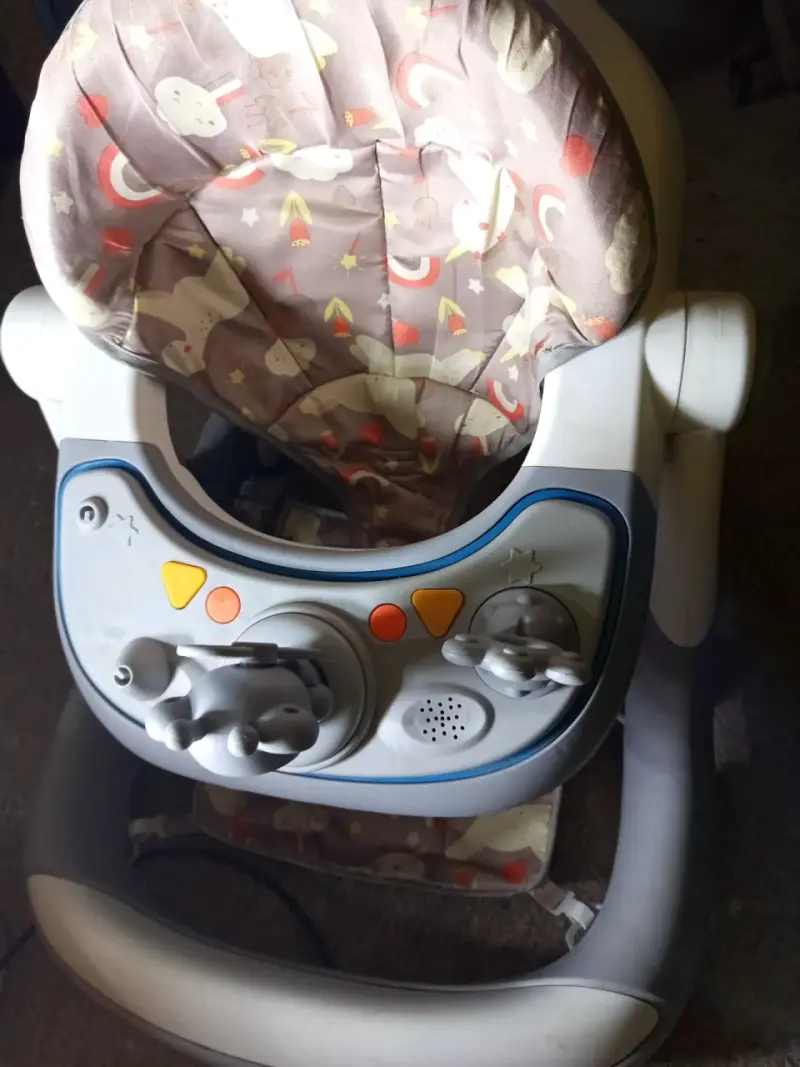 Andador de bebé con juguetes interactivos - 1