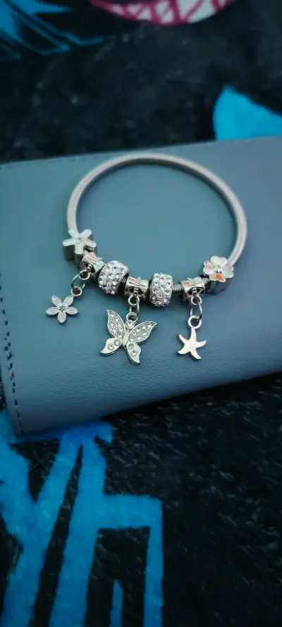 Pulsera con dijes de mariposa y flores - miniatura 1