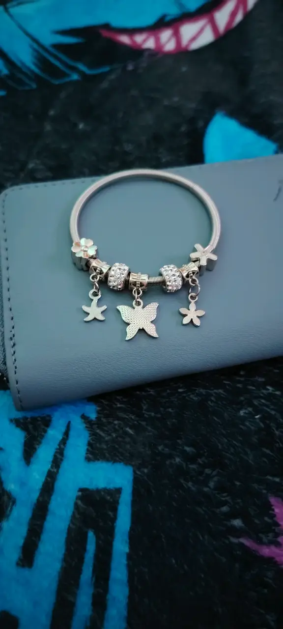 Pulsera con dijes de mariposa y flores - 2