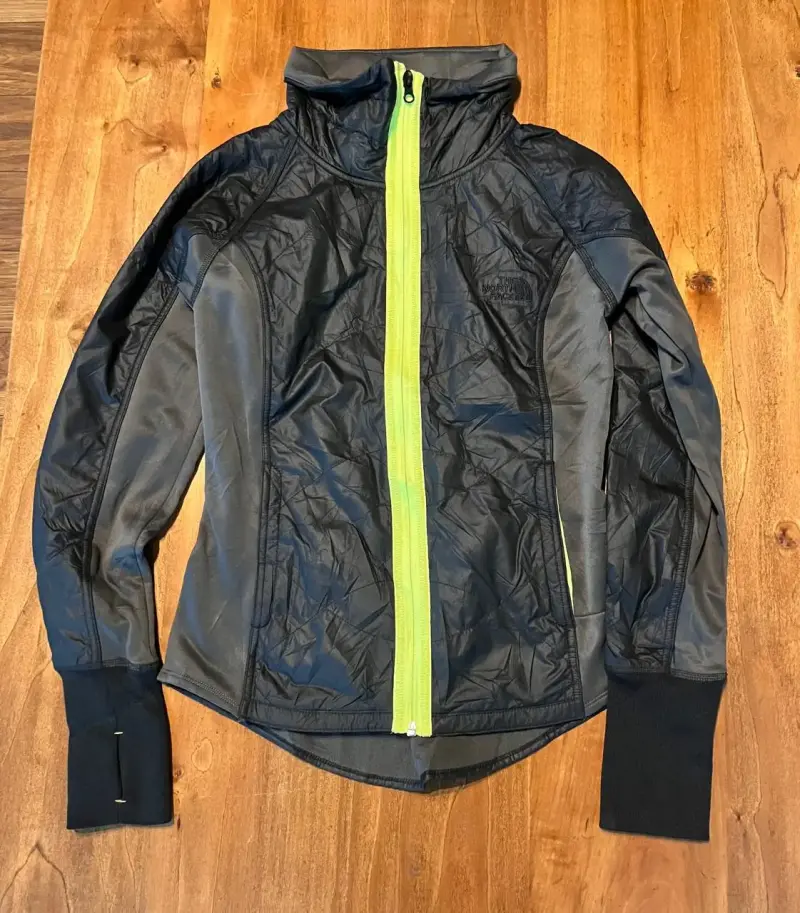 Chaqueta deportiva negra con cierre verde