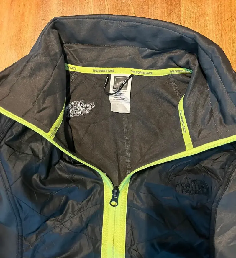 Chaqueta deportiva negra con cierre verde - 3