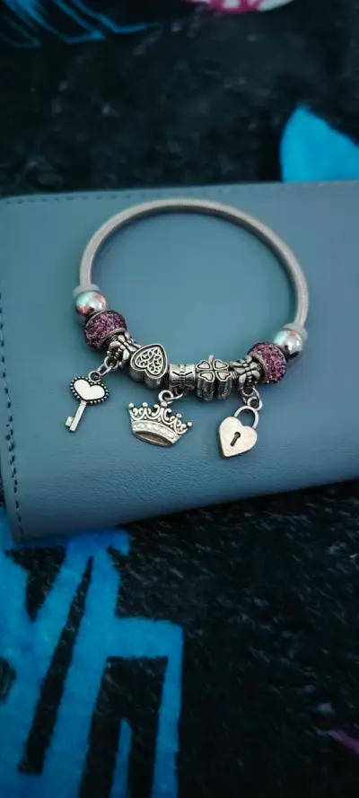 Pulsera con dijes de corazón y corona - miniatura 1