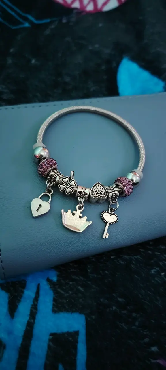 Pulsera con dijes de corazón y corona - 2