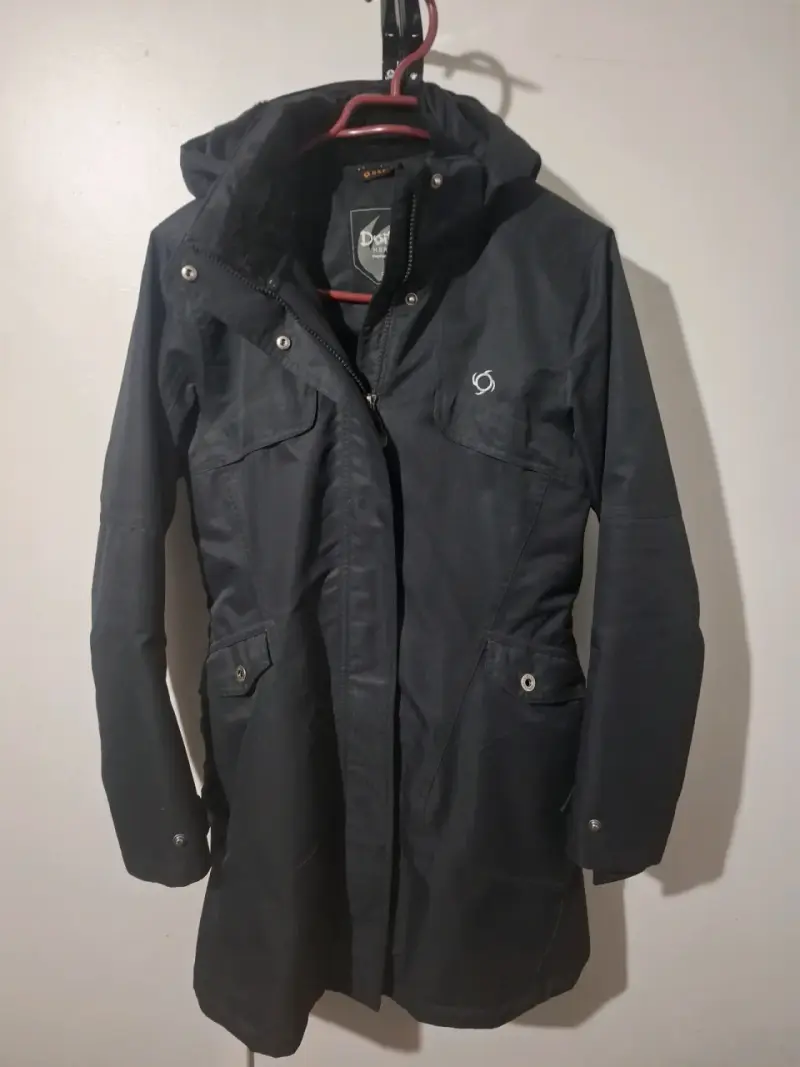 Parka negra con capucha para mujer - 1