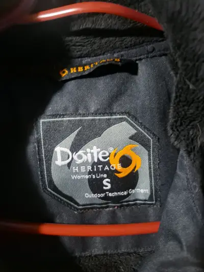 Parka negra con capucha para mujer - miniatura 2