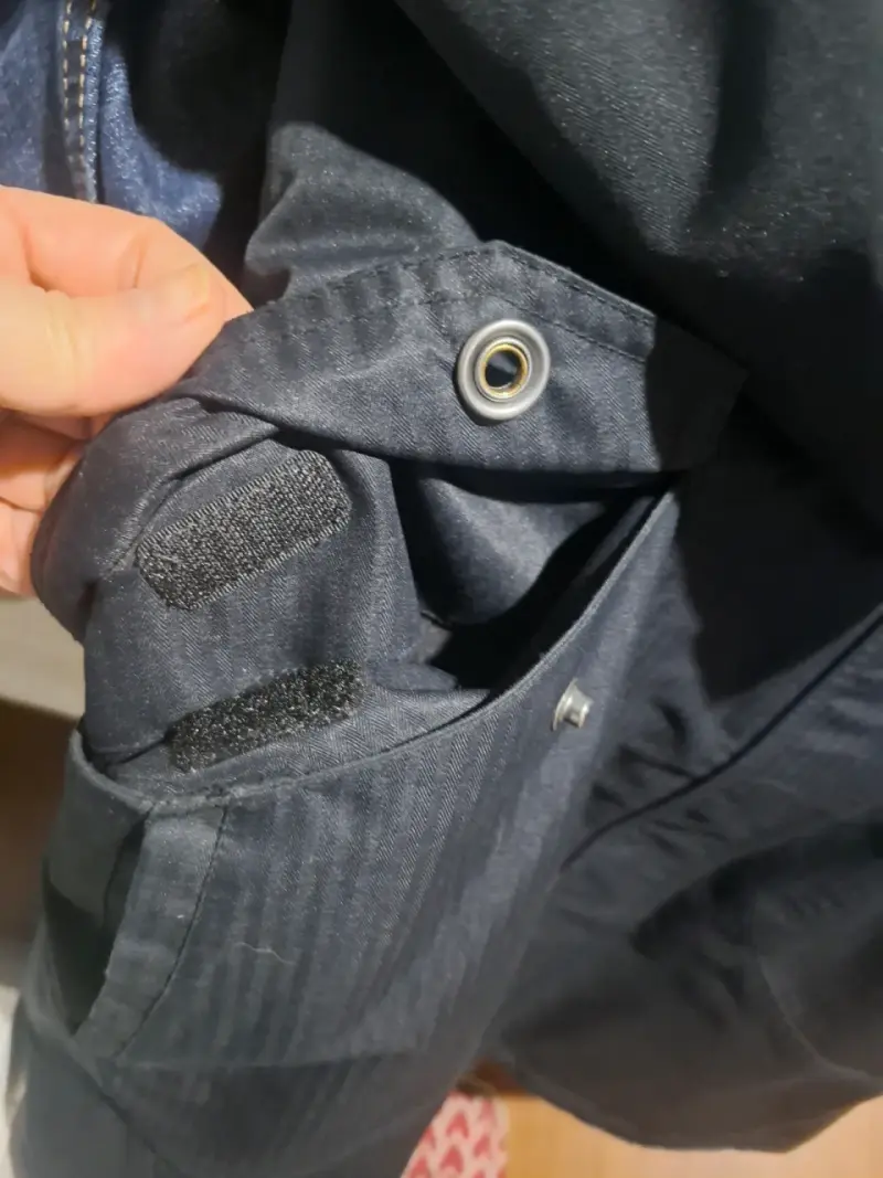 Parka negra con capucha para mujer - 4